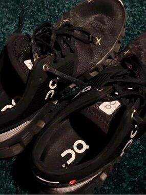 On Cloud women’s 8.5  Black Running Shoes